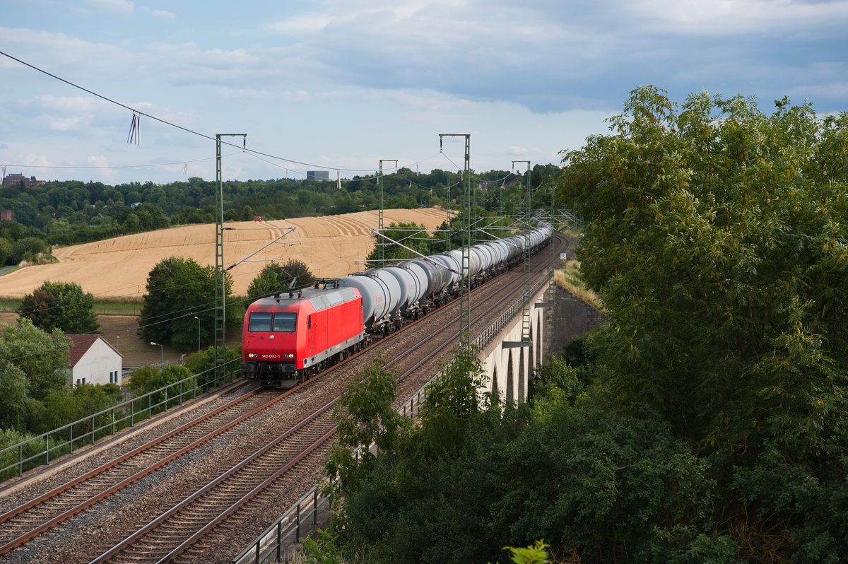 145 093 der HSL mit einem Kesselwagenzug bei Unterkotzau Richtung Plauen, 09.07.2018