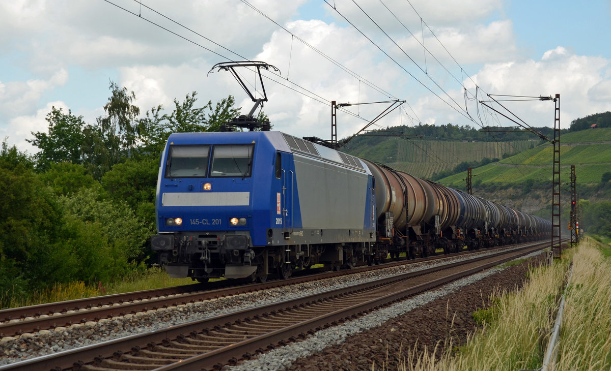 145 097, welche bei Rheincargo unter der Nummer 145-CL 201 geführt wird, führte am 16.06.17 einen Kesselwagenzug durch Himmelstadt Richtung Würzburg.