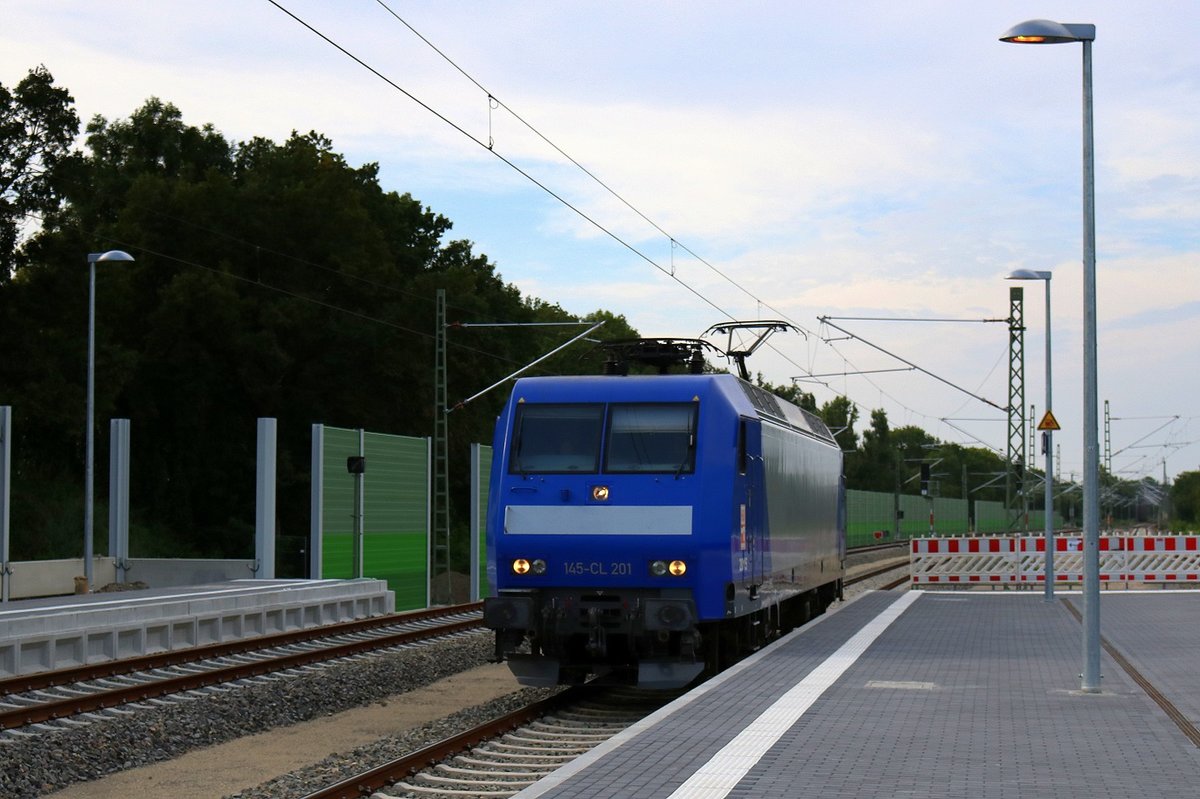 145 201 der Crossrail AG als Tfzf durchfährt den Bahnhof Schkopau auf der Bahnstrecke Halle–Bebra (KBS 580) Richtung Großkorbetha. [8.8.2017 - 17:21 Uhr]