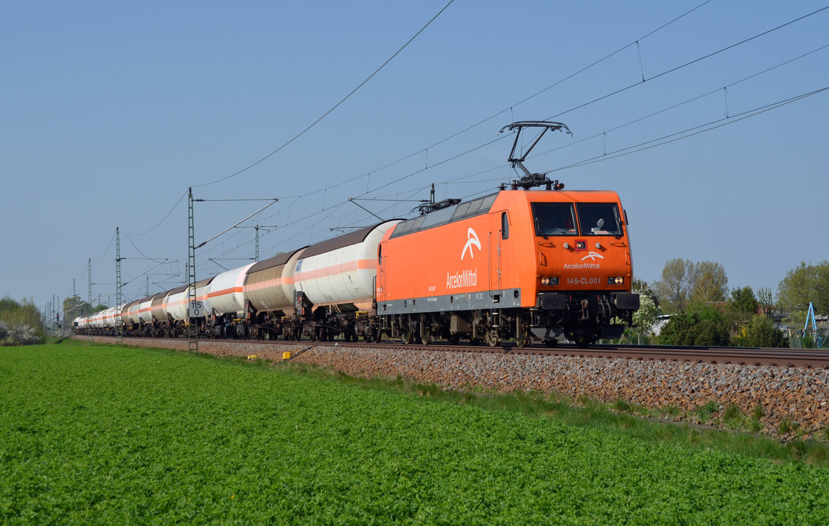 145-CL 001 der Arcelor Mittal schleppte am 22.04.18 einen Kesselwagenzug durch Gräfenhainichen Richtung Wittenberg. 