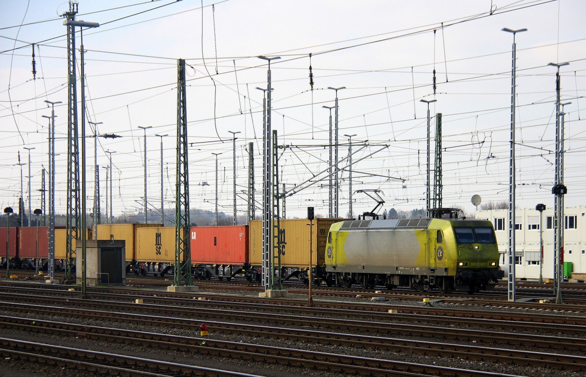 145 CL-031 von Alpha Trains steht in Aachen-West mit einem langen MSC-Containerzug aus Antwerpen-Berendrecht(B) nach Weil am Rhein(D).  
Aufgenommen vom Bahnsteig in Aachen-West bei Sonne und Wolken am Nachmittag vom 13.3.2015.
