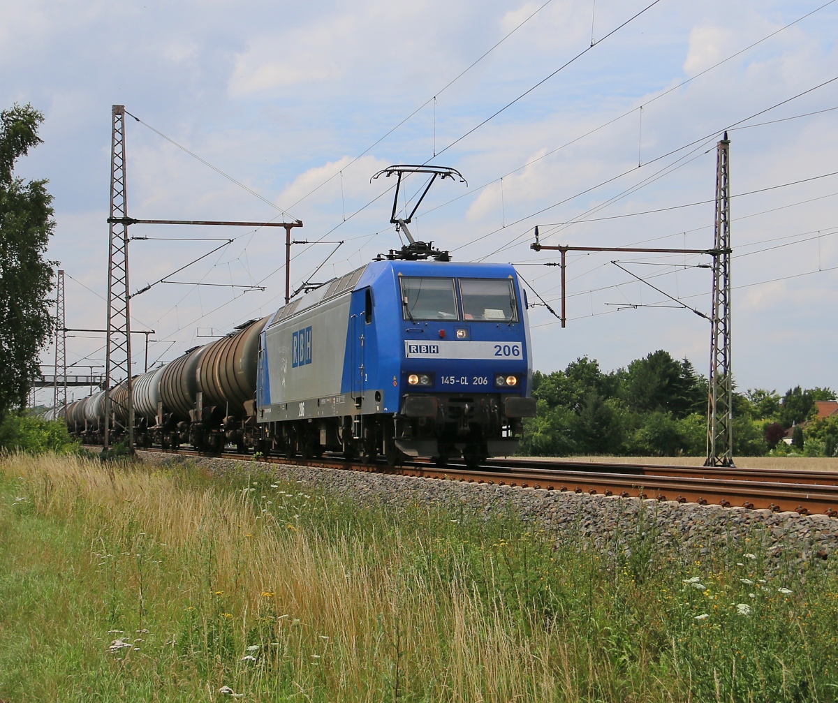 145-CL 206 (RBH 206) mit Kesselwagenzug in Fahrtrichtung Seelze. Aufgenommen am 24.07.2015 in Dedensen-Gümmer.