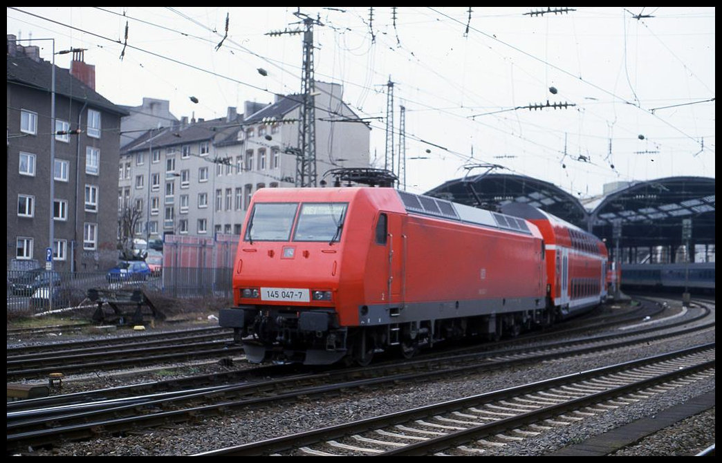 145047 fährt hier am 18.2.2001 um 13.17 Uhr mit einem Dosto in Aachen HBF nach Köln ab.
