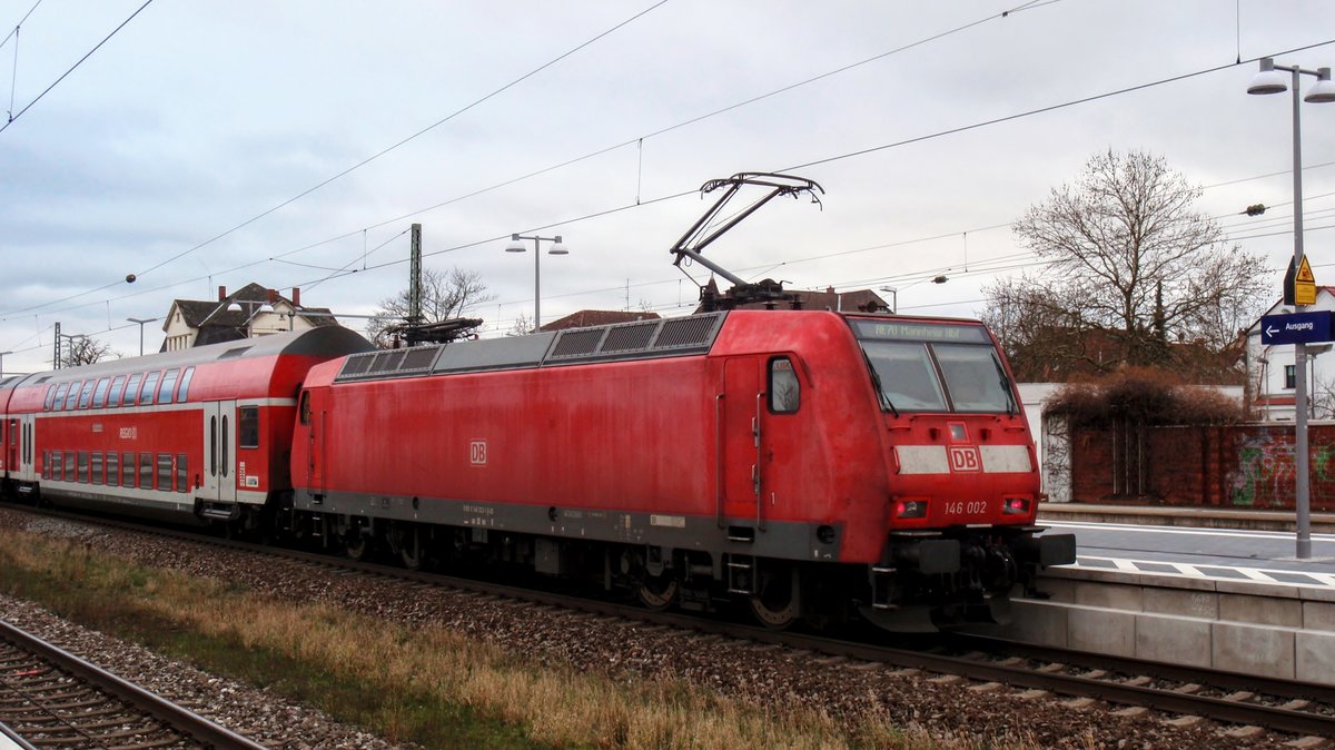 146 002-1 ist als RE 70 in Lampertheim angekommen. Aufgenommen am 28. Januar 2018.