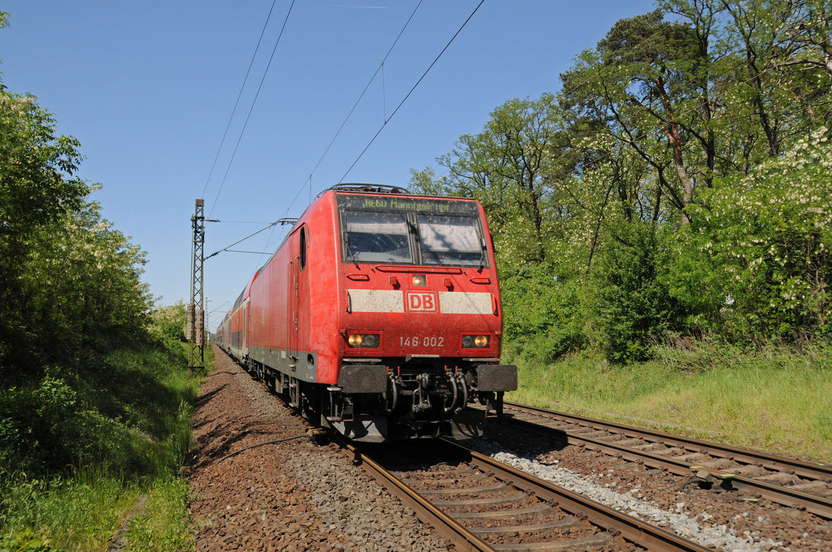 146 002 mit RE 60. Der Bahnhof Hähnlein - Alsbach, von Gleis 1 fotografiert am 08 Mai 2018.