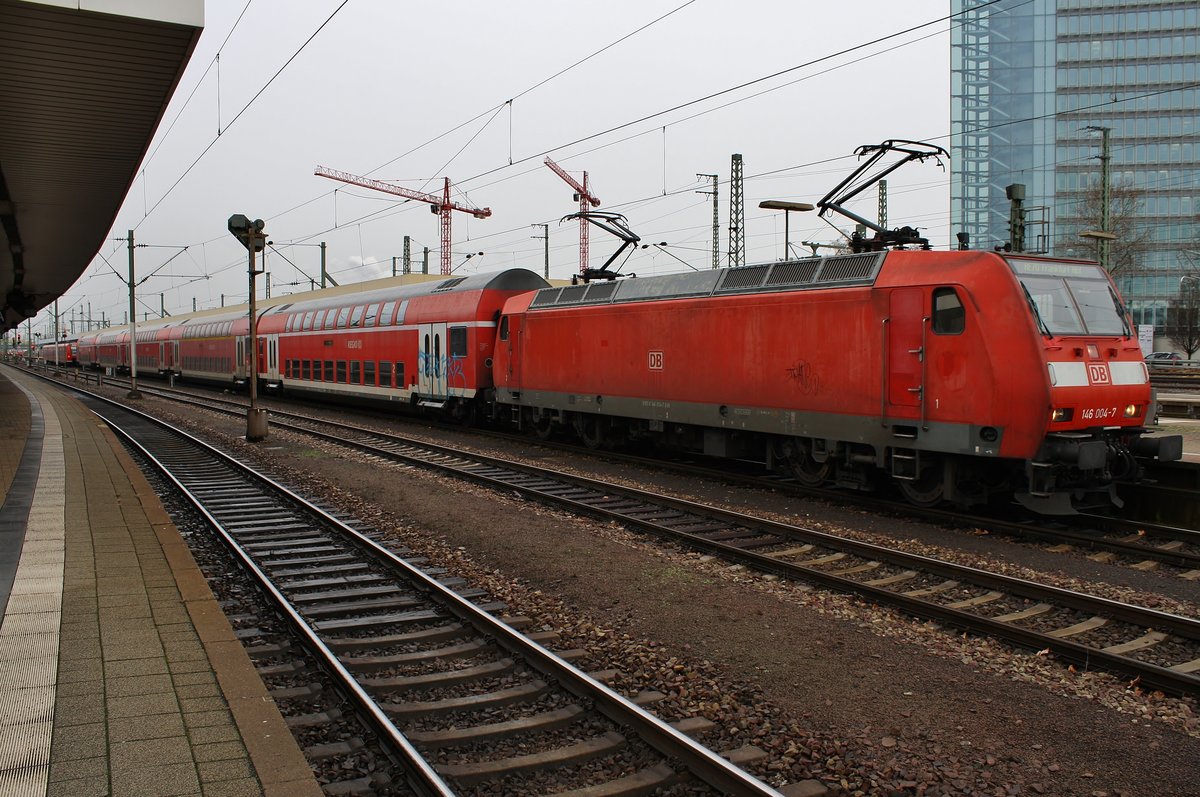 146 004-7 wartet am 27.12.2017 mit dem RE70 (RE4568) von Mannheim Hauptbahnhof nach Frankfurt(Main) Hauptbahnhof im Startbahnhof auf Abfahrt.