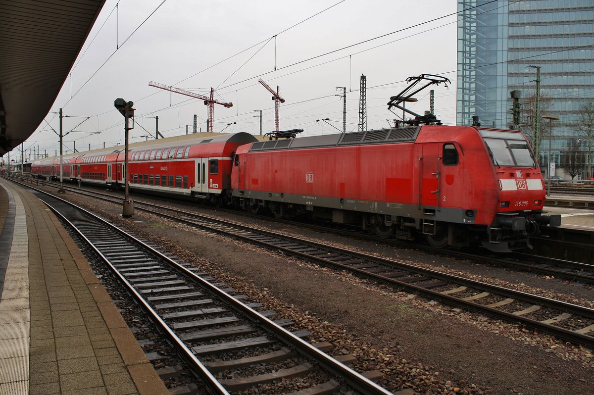 146 005 steht am 27.12.2017 mit dem RE70 (RE4566) nach Frankfurt(Main) Hauptbahnhof im Mannheimer Hauptbahnhof bereit.