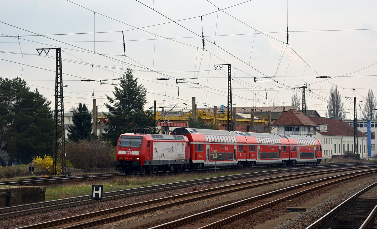 146 008 führte am 11.04.18 einen RE von Halle(S) nach Magdeburg, hier erreicht der RE soeben den Bahnhof Köthen.