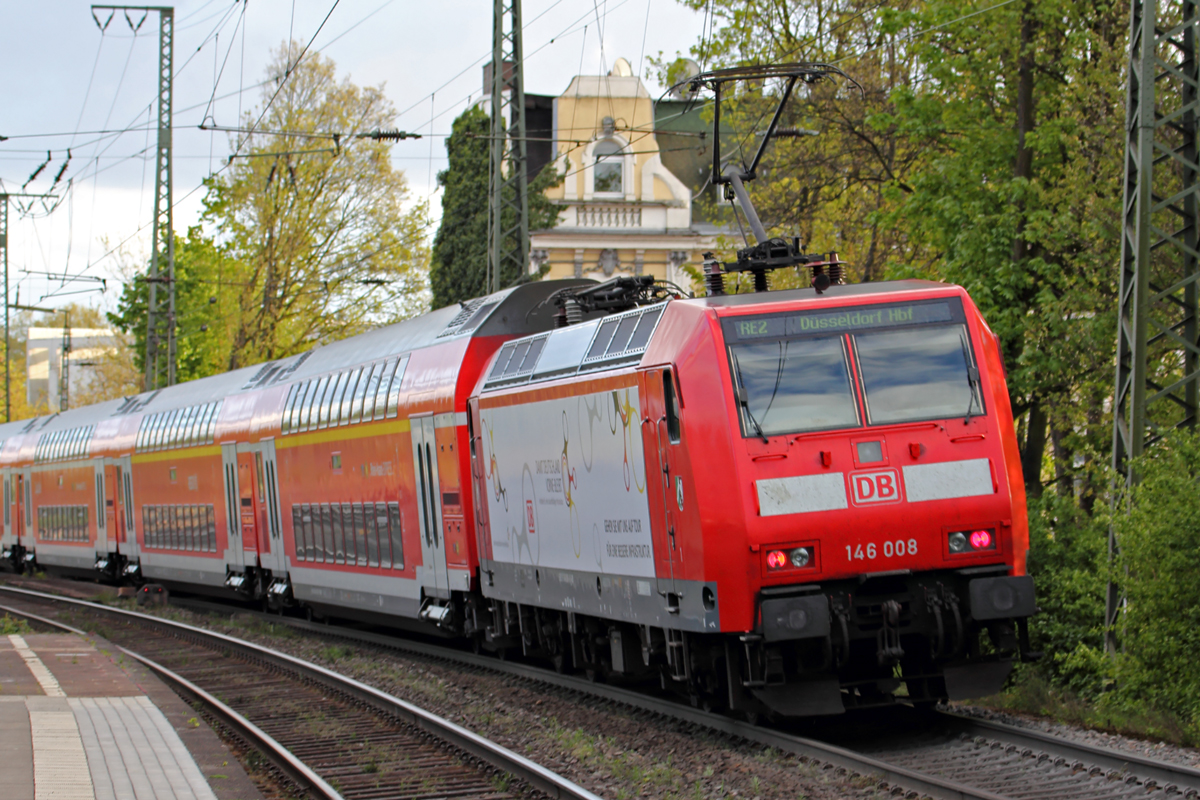 146 008 hinter RE 2 nach Düsseldorf Hbf. bei der Ausfahrt aus Recklinghausen 18.4.2014
