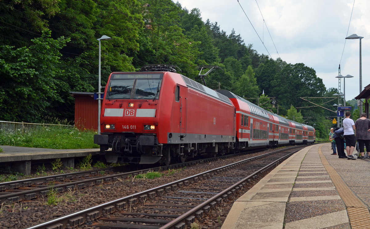 146 011 wartet am 12.06.16 in Stadt Wehlen auf die Abfahrt nach Bad Schandau.