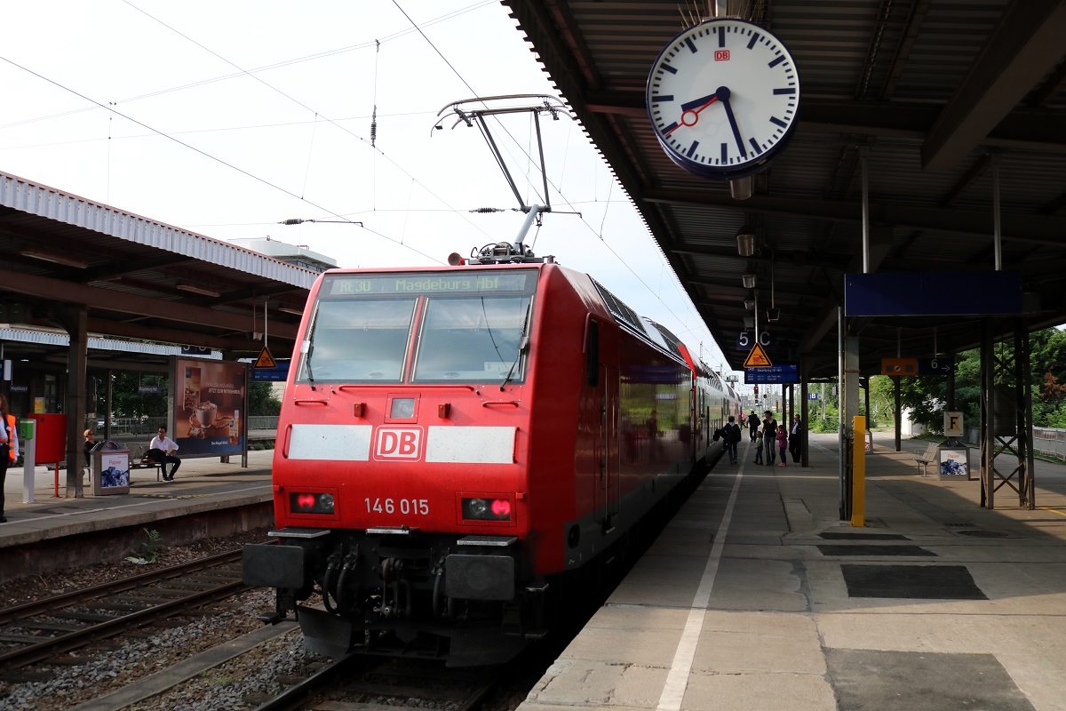 146 015 der Elbe-Saale-Bahn (DB Regio Südost) als RE 16308 (RE30) von Halle(Saale)Hbf hat seinen Endbahnhof Magdeburg Hbf erreicht. [6.7.2017 - 8:29 Uhr]