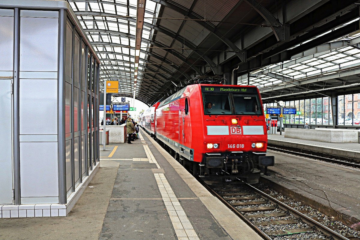 146 018 der Elbe-Saale-Bahn (DB Regio Südost) als verspäteter RE 16312 (RE30) von Naumburg(Saale)Hbf nach Magdeburg Hbf erreicht Halle(Saale)Hbf auf Gleis 3. Bild durchlief die Selbstfreischaltung (Kamera ist kurzerhand in den Av-Modus geraten). [7.10.2017 | 9:17 Uhr]