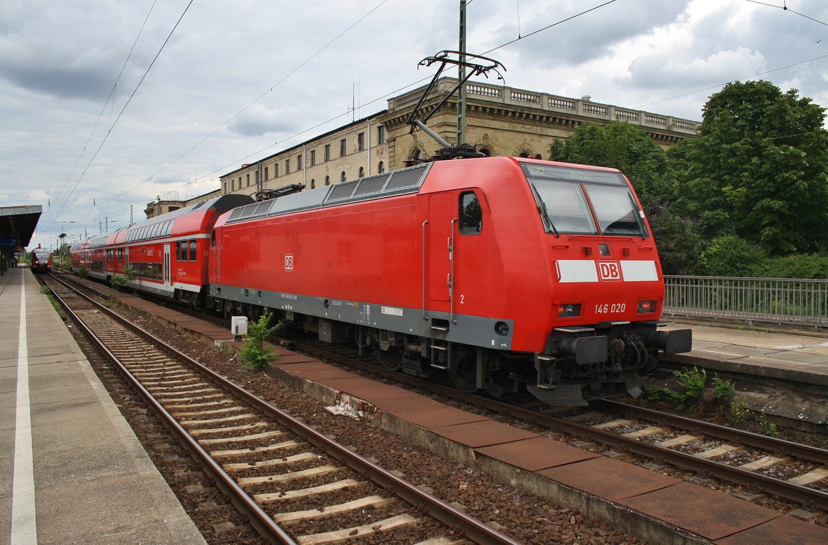 146 020 stellt am 1.8.2016 den RE20 (RE17658) von Magdeburg Hauptbahnhof nach Uelzen bereit. 
