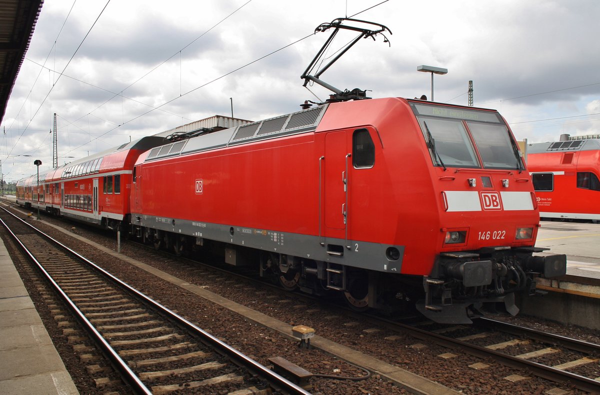 146 022 brachte am 1.8.2016 die RB40 (RB17917) aus Braunschweig Hauptbahnhof in den Magdeburger Hauptbahnhof. 