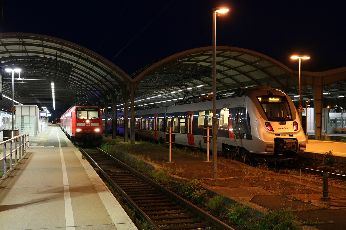 146 022 der Elbe-Saale-Bahn (DB Regio Südost) als RE 16336 (RE30) von Halle(Saale)Hbf nach Magdeburg Hbf sowie 9442 613 und ein weiterer 9442 (Bombardier Talent 2) als RE 74716 (RE9) von Bitterfeld nach Nordhausen stehen in Halle(Saale)Hbf bereit. [26.8.2017 - 21:06 Uhr]