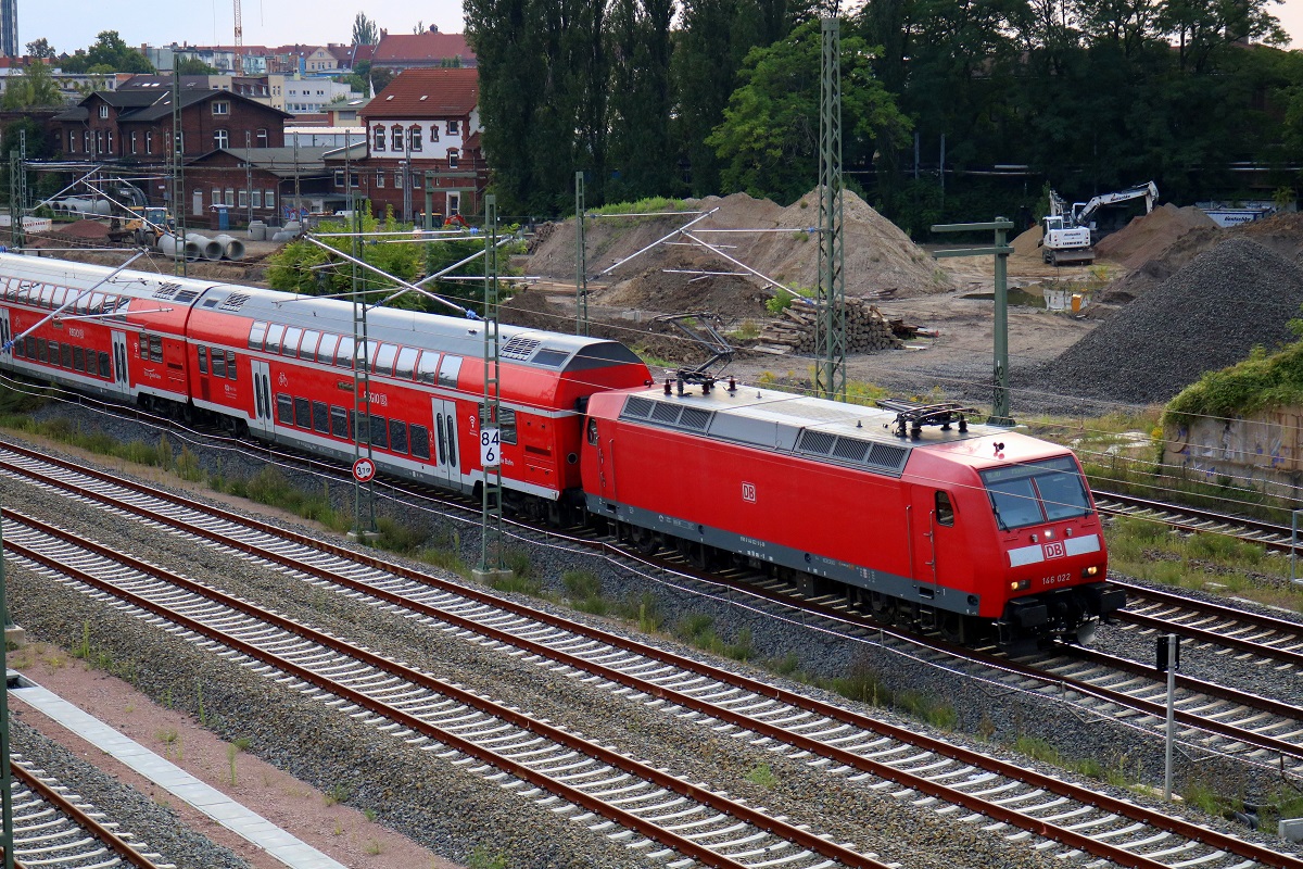 146 022 der Elbe-Saale-Bahn (DB Regio Südost) als RE 16330 (RE30) von Naumburg(Saale)Hbf nach Magdeburg Hbf passiert Halle(Saale)Gbf. Aufgenommen von der Berliner Brücke. [26.8.2017 - 18:19 Uhr]