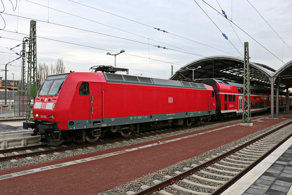 146 022 der Elbe-Saale-Bahn (DB Regio Südost) als RE 16324 (RE30) nach Magdeburg Hbf verlässt seinen Startbahnhof Halle(Saale)Hbf auf Gleis 10 E-G. [27.12.2017 | 15:17 Uhr]