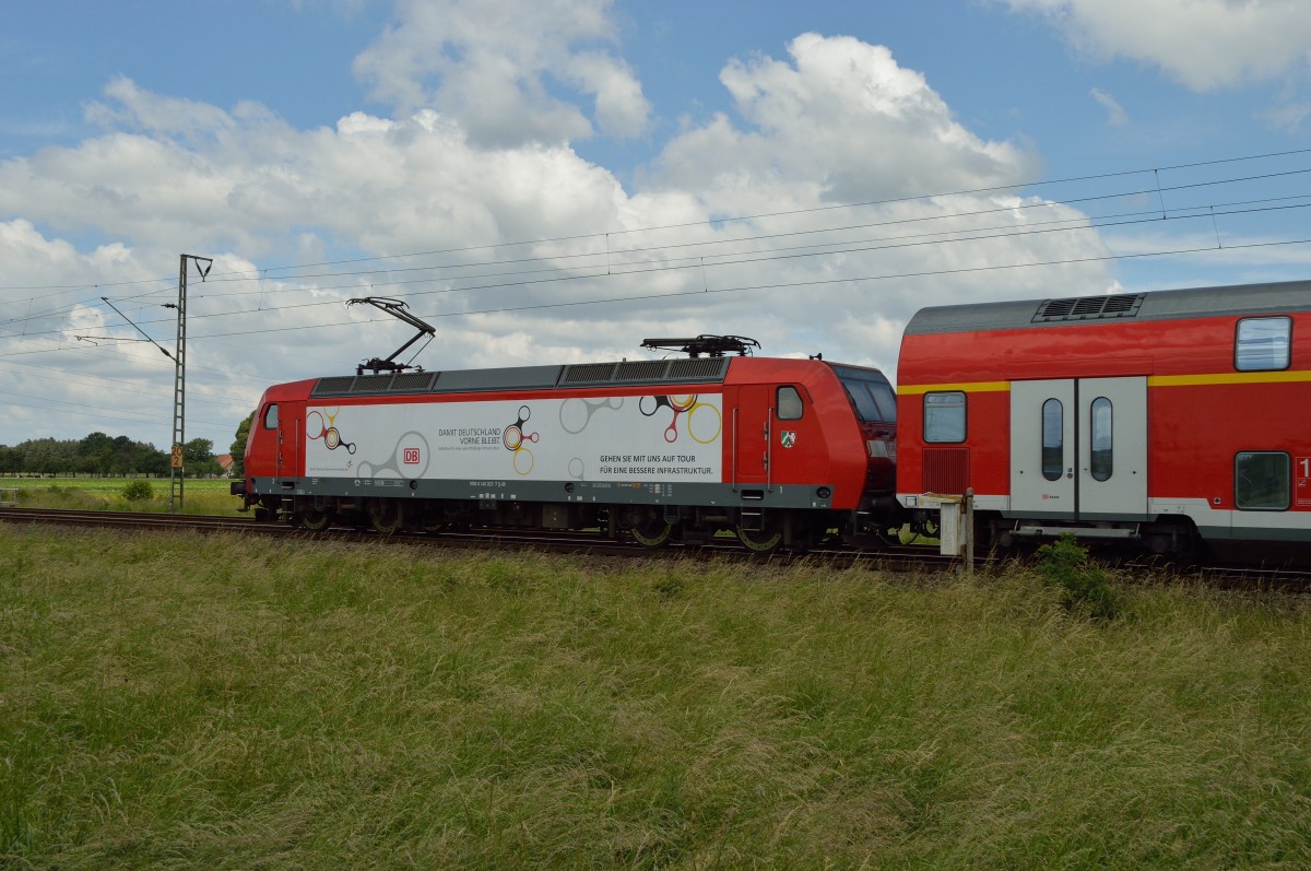 146 023-7 schiebt am 15.06.2014 den RE5 von Emmerich nach Koblenz durch Voerde (Niederrhein).