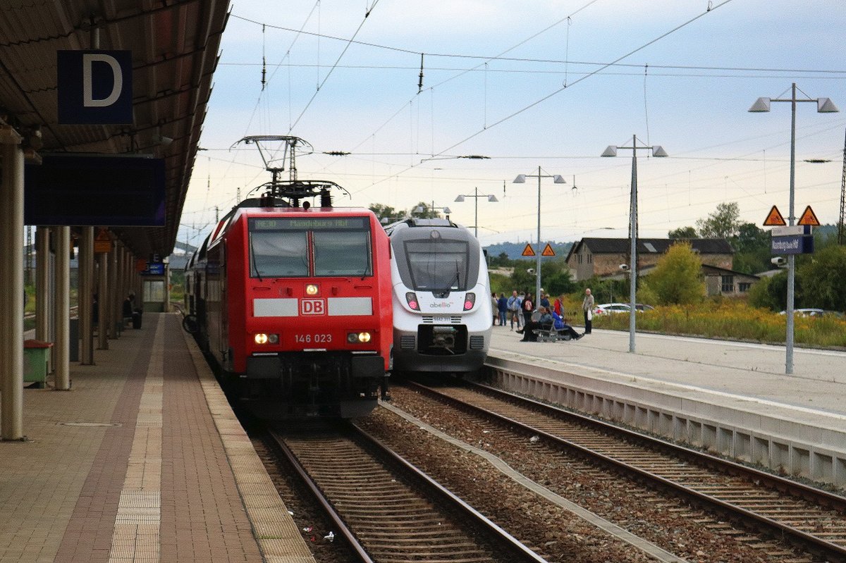 146 023 der Elbe-Saale-Bahn (DB Regio Südost) als RE 16316 (RE30) nach Magdeburg Hbf trifft auf 9442 311 (Bombardier Talent 2) von Abellio Rail Mitteldeutschland als RE 74562 (RE16) nach Erfurt Hbf in seinem Startbahnhof Naumburg(Saale)Hbf. [9.9.2017 | 10:33 Uhr]