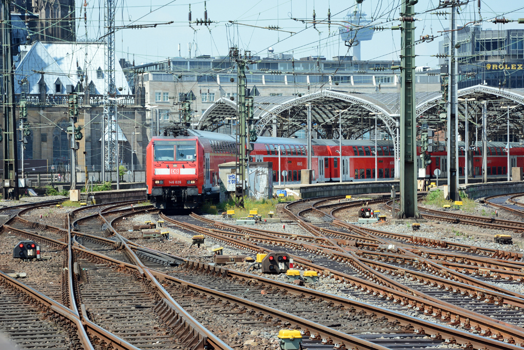 146 026 RE-1 nach Hamm bei der Ausfahrt vom Kölner Hbf - 31.07.2014