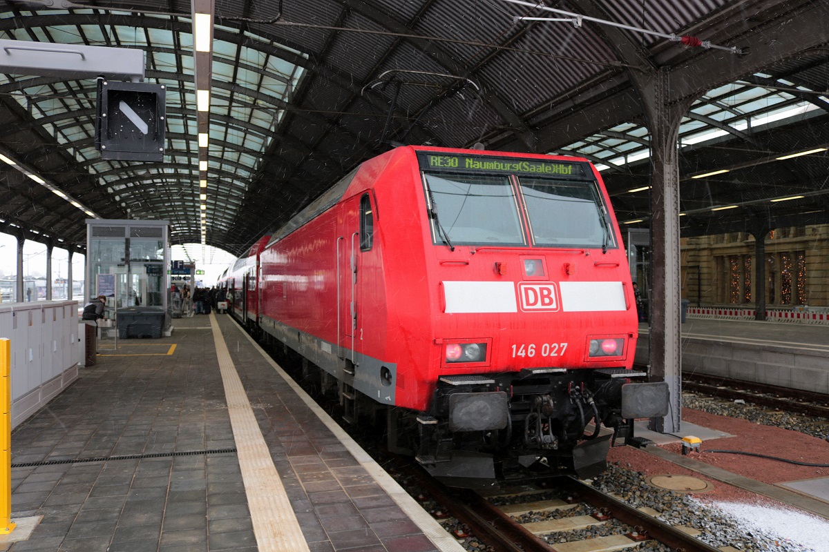 146 027 der Elbe-Saale-Bahn (DB Regio Südost) als RE 16323 (RE30) von Calbe(Saale) Ost nach Naumburg(Saale)Hbf steht in Halle(Saale)Hbf auf Gleis 10. [3.12.2017 | 14:47 Uhr]