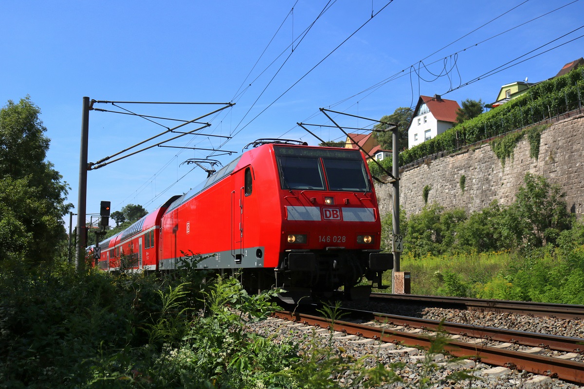 146 028 der Elbe-Saale-Bahn (DB Regio Südost) als RE 16320 (RE30) von Naumburg(Saale)Hbf nach Magdeburg Hbf fährt bei Burgwerben auf der Bahnstrecke Halle–Bebra (KBS 580). [8.8.2017 - 12:52 Uhr]
