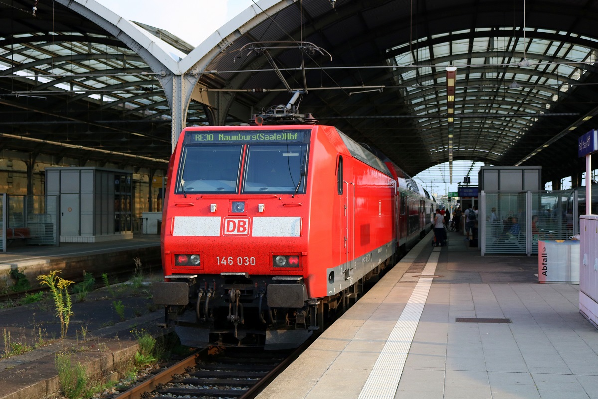146 030 der Elbe-Saale-Bahn (DB Regio Südost) als RE 16329 (RE30) von Magdeburg Hbf nach Naumburg(Saale)Hbf steht Halle(Saale)Hbf auf Gleis 4. [26.8.2017 - 17:51 Uhr]