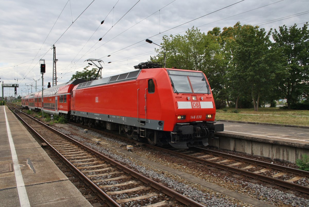 146 030 erreicht am 1.8.2016 mit einem RE30 (RE17624) von Naumburg(Saale) Hauptbahnhof den Magdeburger Hauptbahnhof. 