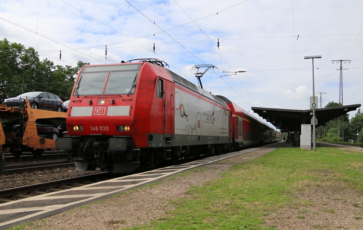 146 030 mit ihrem RE nach Emmerich in Köln West. Aufgenommen am 15.07.2014.