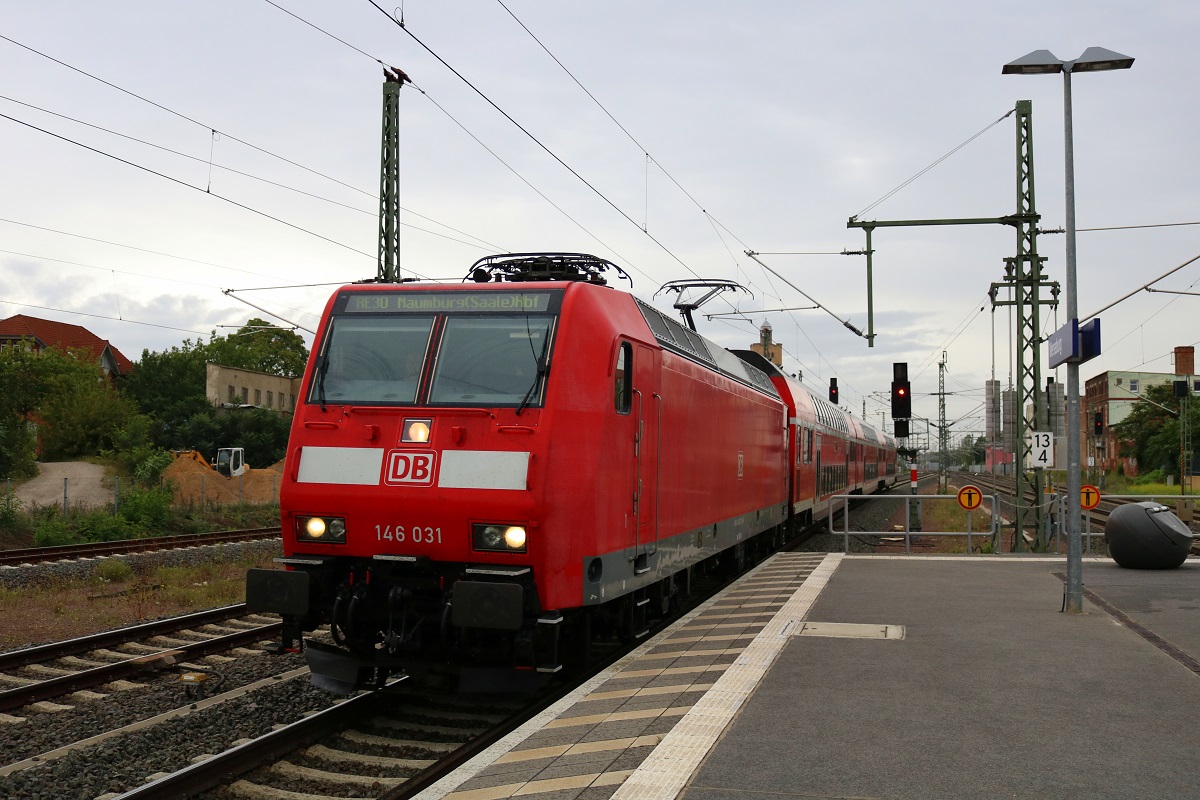 146 031 der Elbe-Saale-Bahn (DB Regio Südost) als RE 16317 (RE30) von Magdeburg Hbf nach Naumburg(Saale)Hbf verlässt den Bahnhof Merseburg auf Gleis 2. [9.9.2017 | 12:01 Uhr]