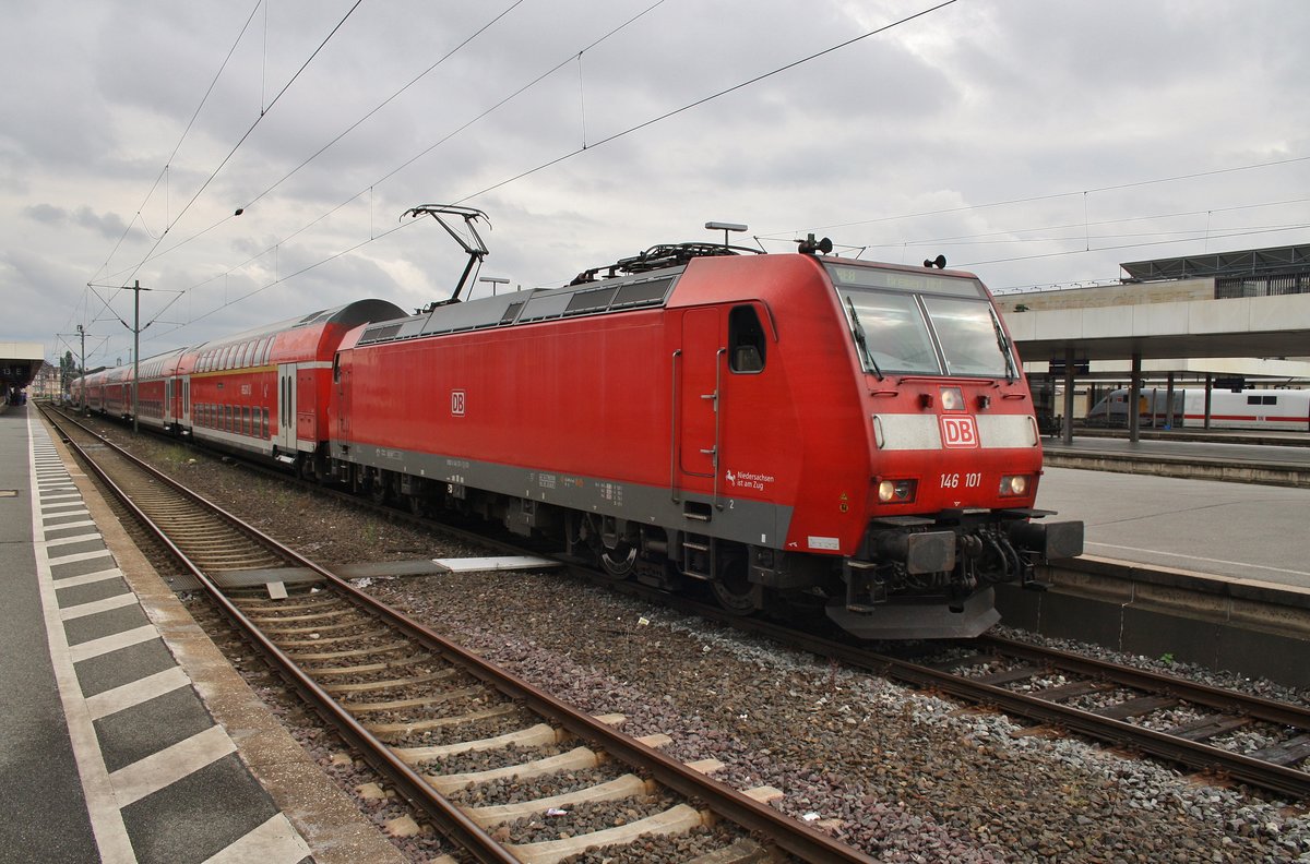 146 101 macht sich am 5.8.2017 mit dem RE8 (RE4424) von Hannover Hauptbahnhof nach Bremen Hauptbahnhof im Startbahnhof auf den Weg.