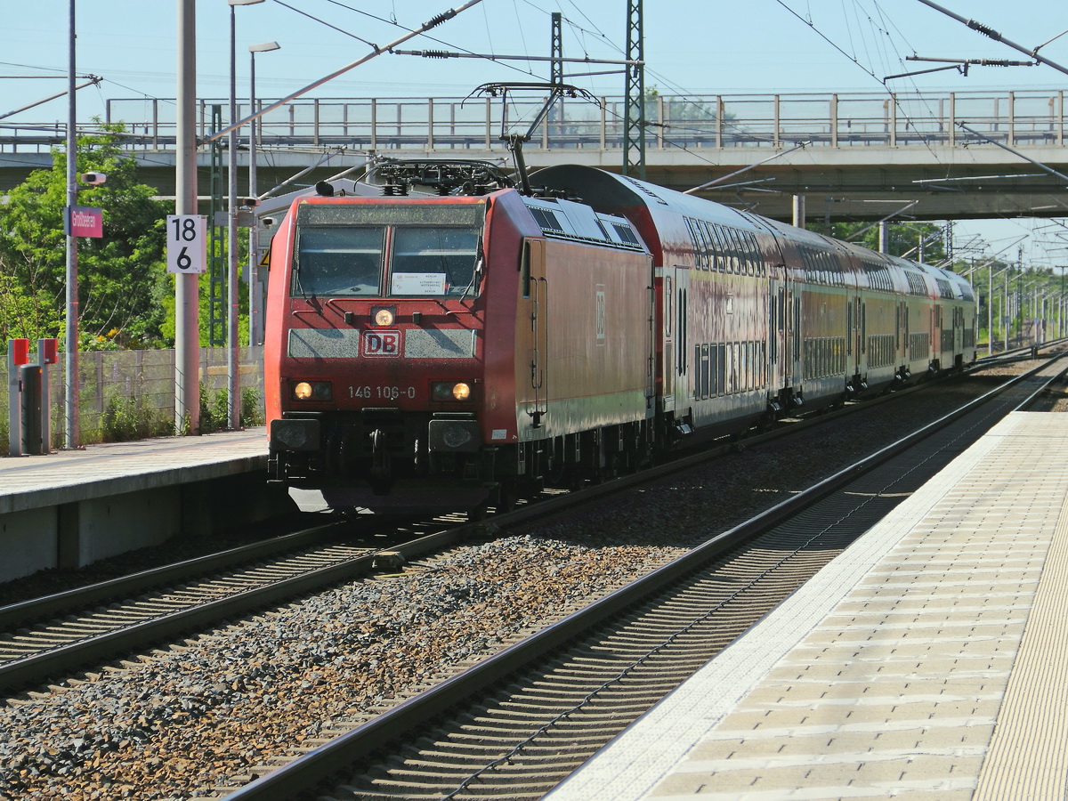 146 106-0 mit  7 Dosto aus Lutherstadt Wittenberg in Richtung Berlin Südkreuz durchfährt Großbeeren am 28. Mai 2017.				

