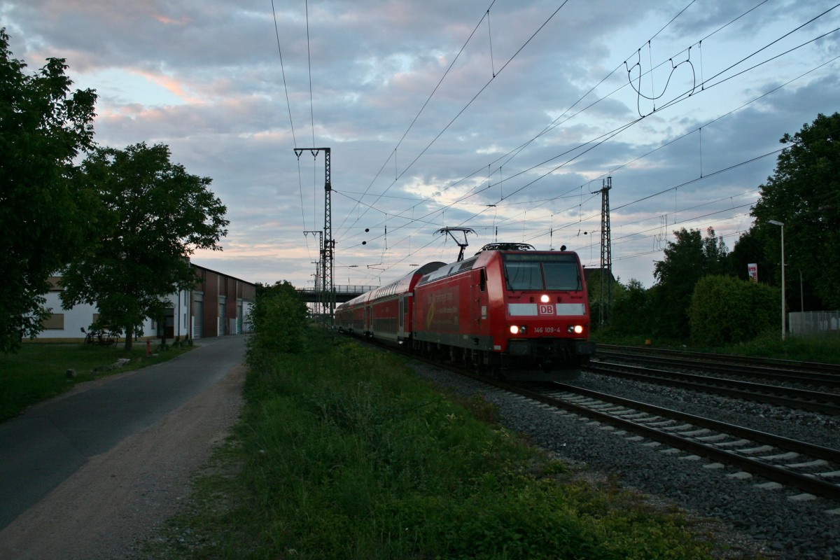 146 109-4 mit einer RB nach Neuenburg (Baden) am Abend des 28.05.14 bei der Einfahrt in Mllheim (Baden).