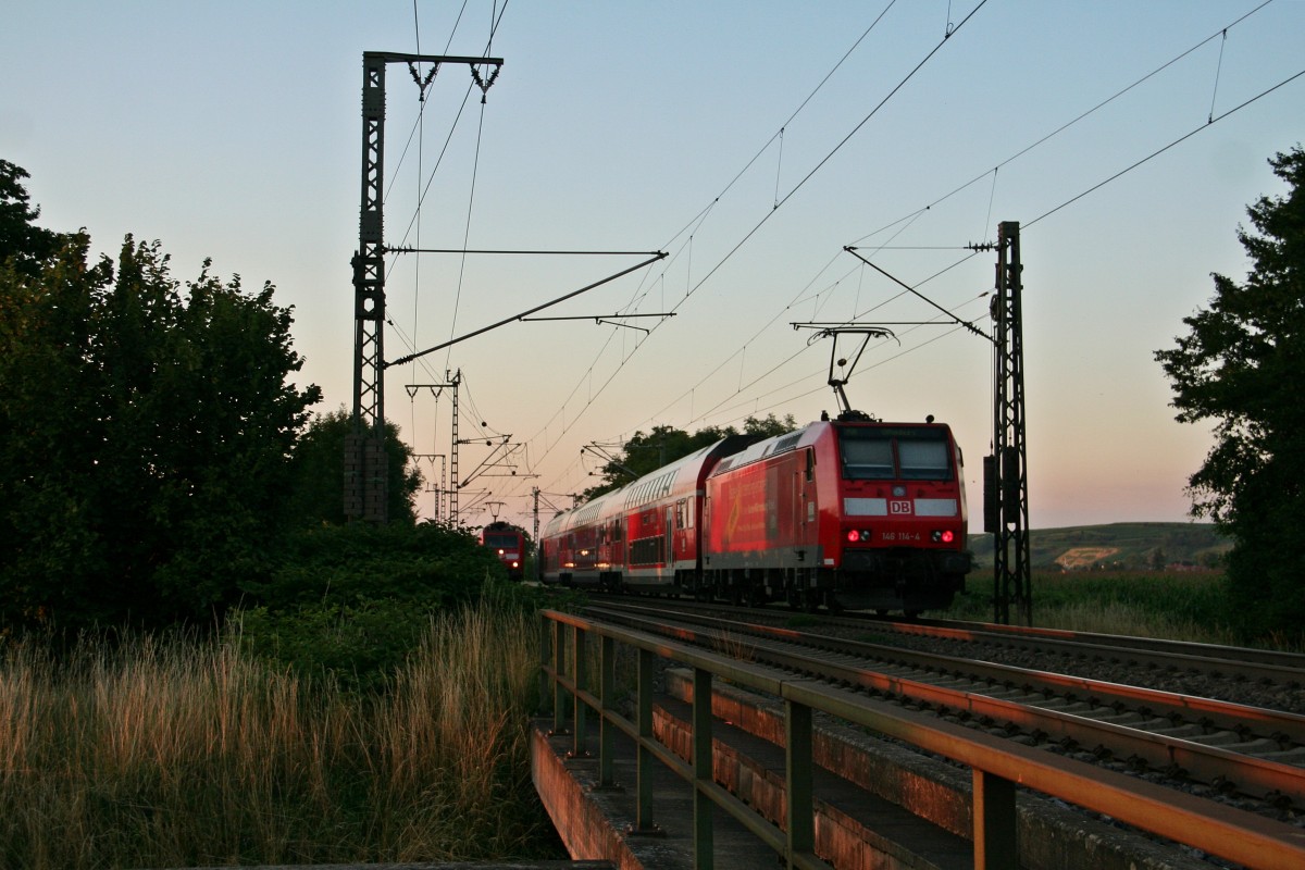 146 114-4 mit einer RB von Mllheim (Baden) nach Offenburg am Abend des 16.07.14 nrdlich von Mllheim (Baden).