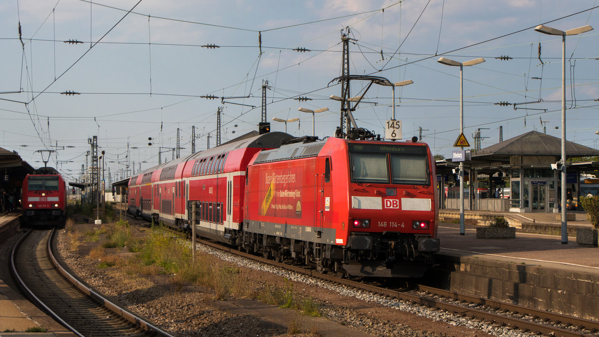 146 114-4 schiebt gerade ihre RB in den Bahnhof Offenburg. Abgelichtet am 24. Juli 2018. 
