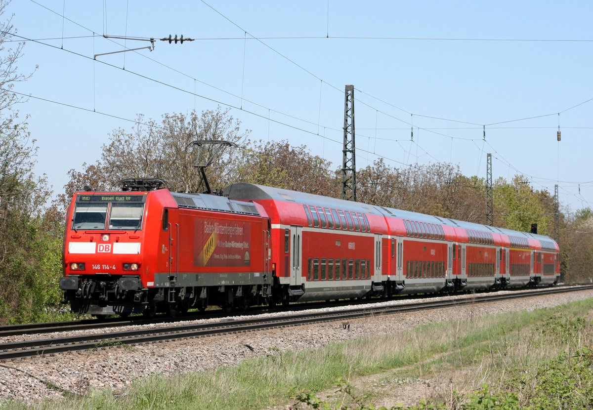 146 114 mit RE 26517 (Offenburg–Basel Bad Bf) am 24.04.2015 in Heitersheim