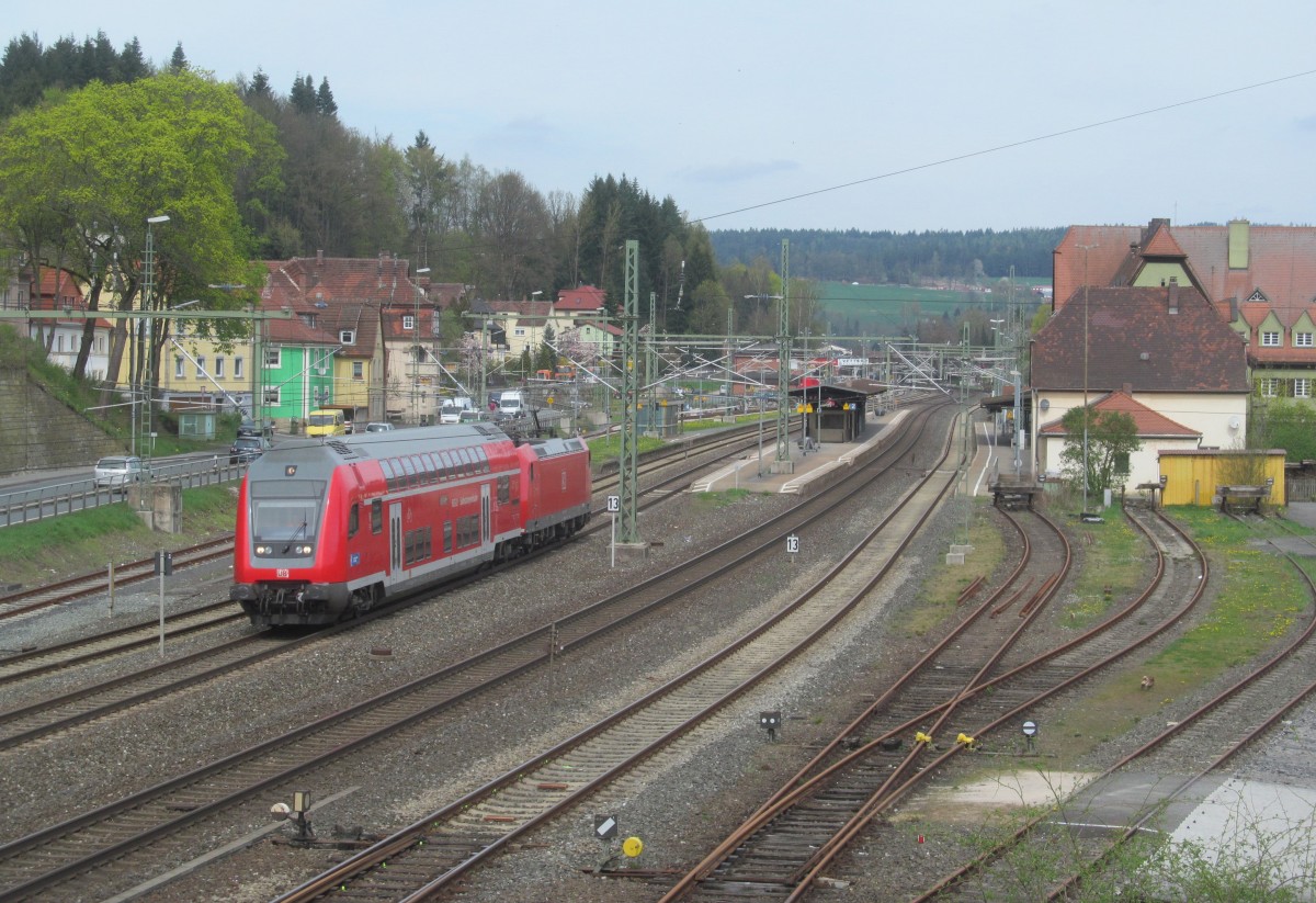 146 117-7 schiebt am 07. April 2014 einen Doppelstocksteuerwagen durch Kronach in Richtung Lichtenfels.