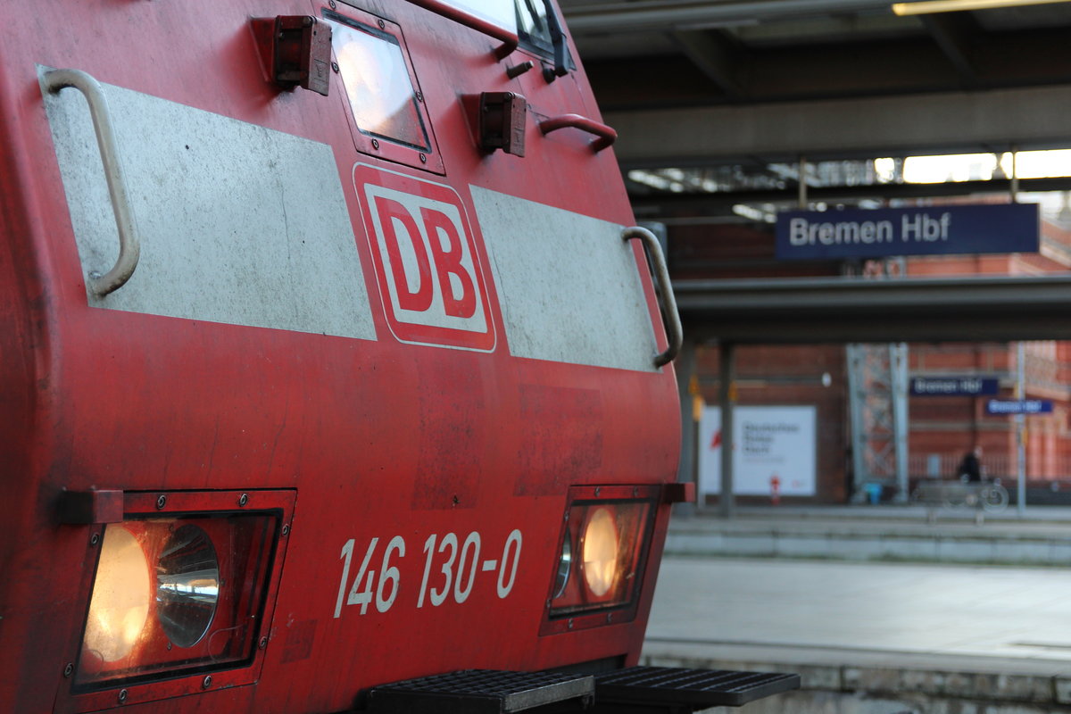 146 130-0 ist mit dem RE 9 (Osnabrück Hbf - Bremerhaven Lehe) in Brenmen angekommen.

Bremen Hbf, 29. Dezember 2016