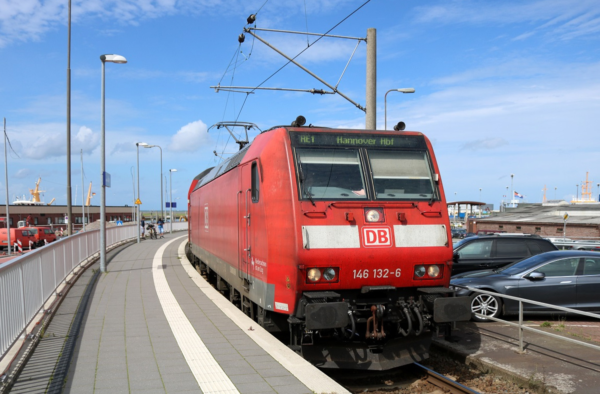 146 132-6 von DB Regio Nord als RE 4427 (RE1) nach Hannover Hbf verlässt seinen Starthaltepunkt Norddeich Mole. [27.7.2017 - 14:42 Uhr]