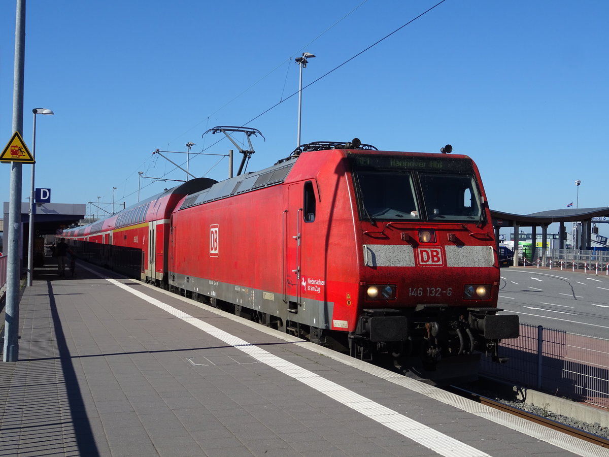 146 132 mit ihrem RE 1 nach Hannover Hbf steht abfahrtsbereit am Gleis 1 in Norddeich Mole. 
Aufgenommen im Mai 2018