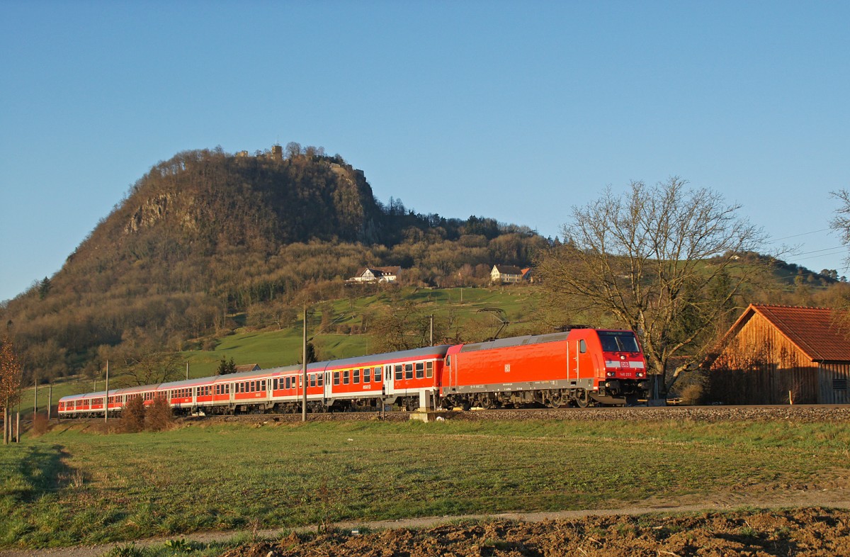 146 203-5 mit RE 19036 Singen(Htw) - Stuttgart Hbf kurz hinter dem Startbahnhof. 15.04.13