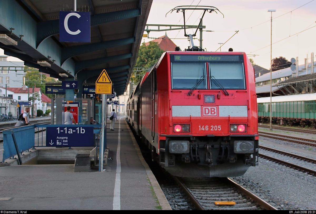 146 205 von DB Regio Baden-Württemberg als RE 4736 nach Offenburg steht in seinem Startbahnhof Konstanz auf Gleis 3a.
[9.7.2018 | 20:31 Uhr]