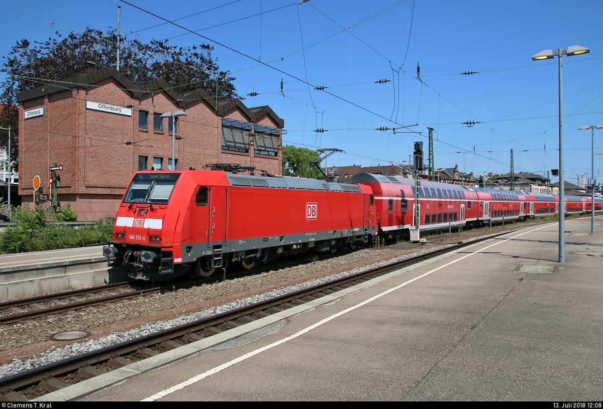 146 213-4 von DB Regio Baden-Württemberg als RE 17025 nach Basel Bad Bf (CH) verlässt seinen Startbahnhof Offenburg auf Gleis 2.
[13.7.2018 | 12:08 Uhr]