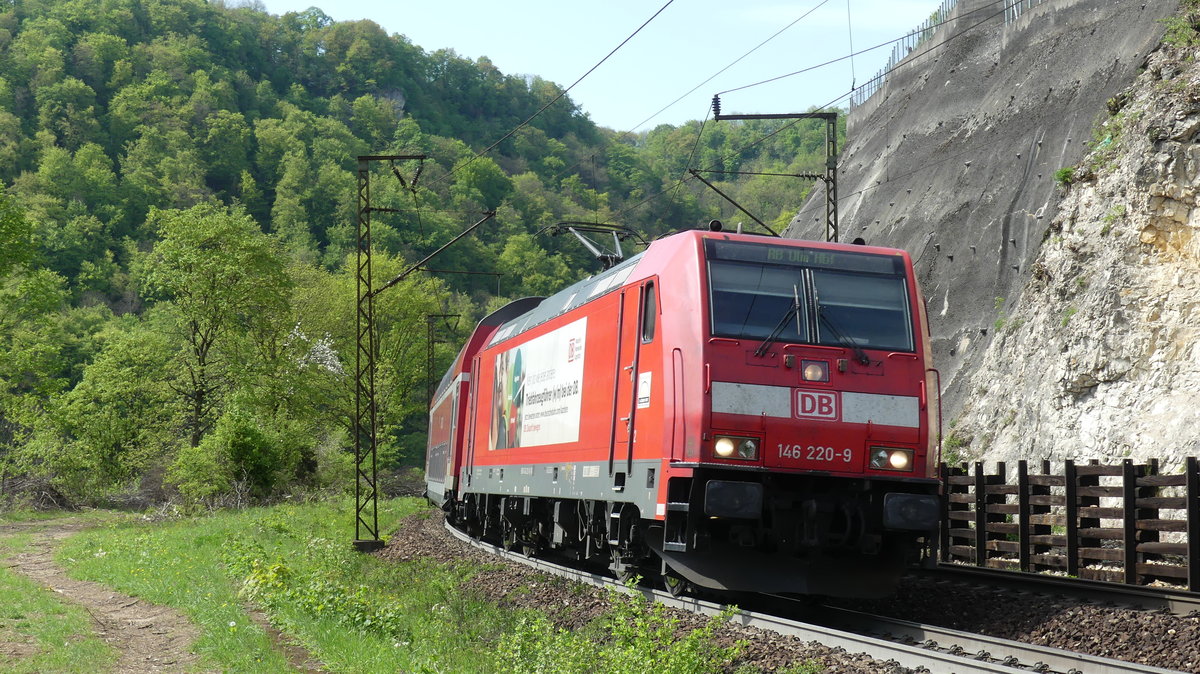 146 220 zieht eine RB Stuttgart - Ulm die Geislinger Steige hinauf. Aufgenommen am 28.4.2018 15:49