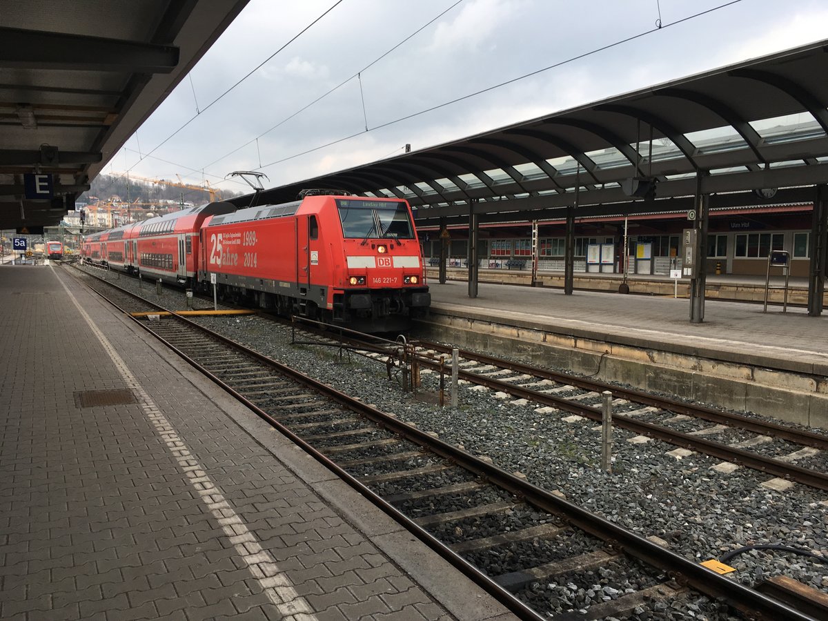 146 221 bei der Einfahrt in Ulm Hbf mit einem Re nach Lindau im März 2018.