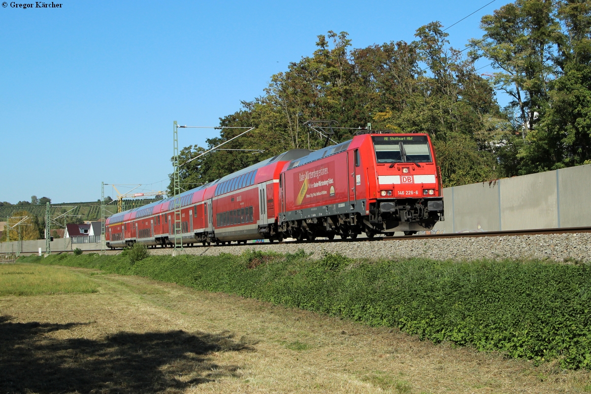 146 226 mit dem RE 19511 (Heidelberg-Stuttgart) bei Heidelsheim, 02.10.2015.