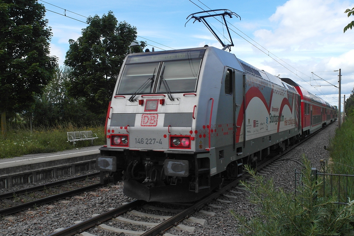 146 227-4 schiebt am 01.07.2017 den RE 4714, Konstanz - Karlsruhe, durch die Haltestelle Konstanz-Frstenberg.