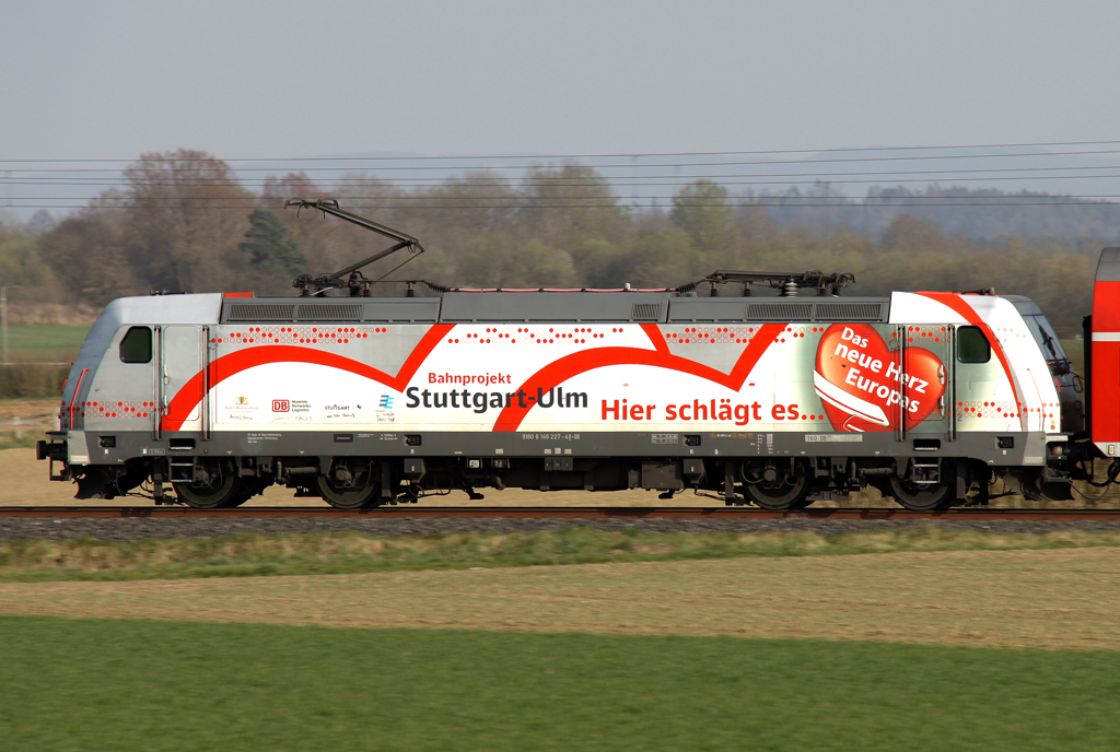 146 227-4 schiebt den RE von Stuttgart nach Singen bei Gäufelden am 30.03.2014 