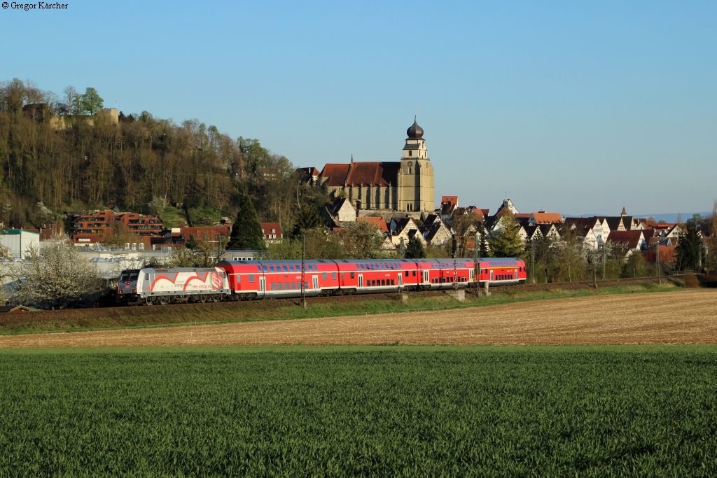 146 227 mit dem RE 19048 (Singen-Stuttgart) bei Herrenberg, 19.04.2015.