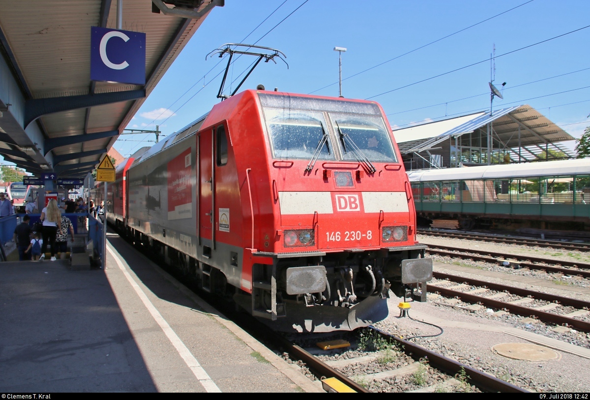 146 230-8  750 Jahre Radolfzell  als verspäteter RE 4718 nach Karlsruhe Hbf steht in seinem Startbahnhof Konstanz auf Gleis 3a.
[9.7.2018 | 12:42 Uhr]